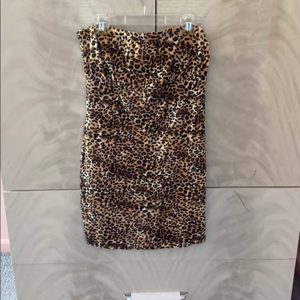 Medium cheetah print strapless dress
